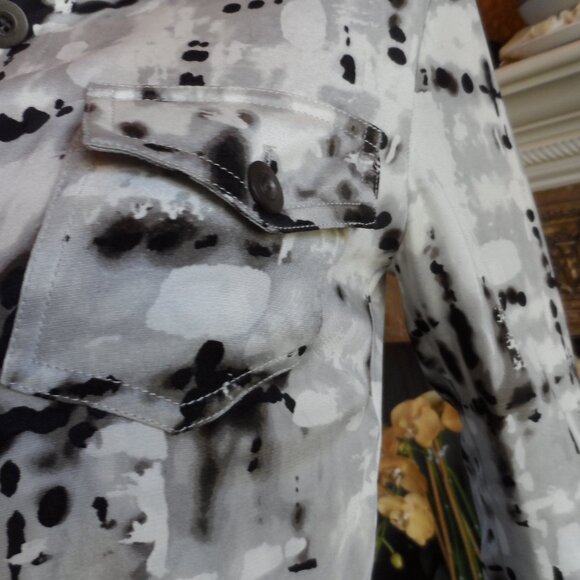 St. John Gray/White & Black Abstract Print Silk Crepe Belted Shirt Dress Size 2 - Picture 8 of 16